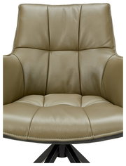 Nahaufnahme eines modernen, beigen Ledersessels mit gepolsterter Sitzfläche und Rückenlehne, frontal betrachtet.