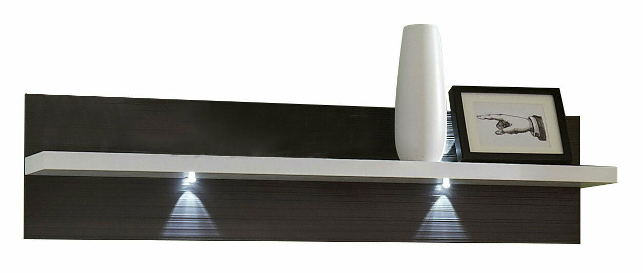 Modernes Wandpaneel mit integrierter Beleuchtung, weißem Regalbrett, dekorativer Vase und gerahmtem Bild, seitliche Perspektive.