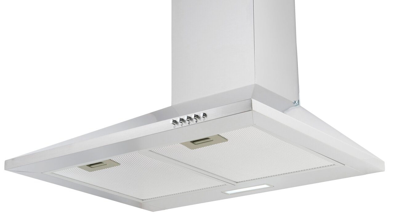 Silberne Dunstabzugshaube aus Edelstahl, von unten betrachtet, mit Bedienelementen und zwei Filtern.