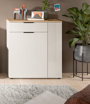 Moderne Kommode mit Holzplatte, dekoriert mit Skulpturen und Pflanzen, aus frontaler Perspektive.