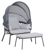 Loungesesselkombination mit grauem Gestell und hellgrauen Kissen, inklusive Fußhocker, seitliche Perspektive