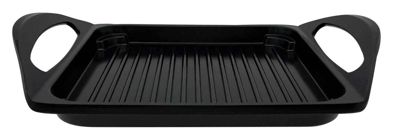 Schwarze Grillplatte mit Griffen, aus der Vorderperspektive fotografiert.