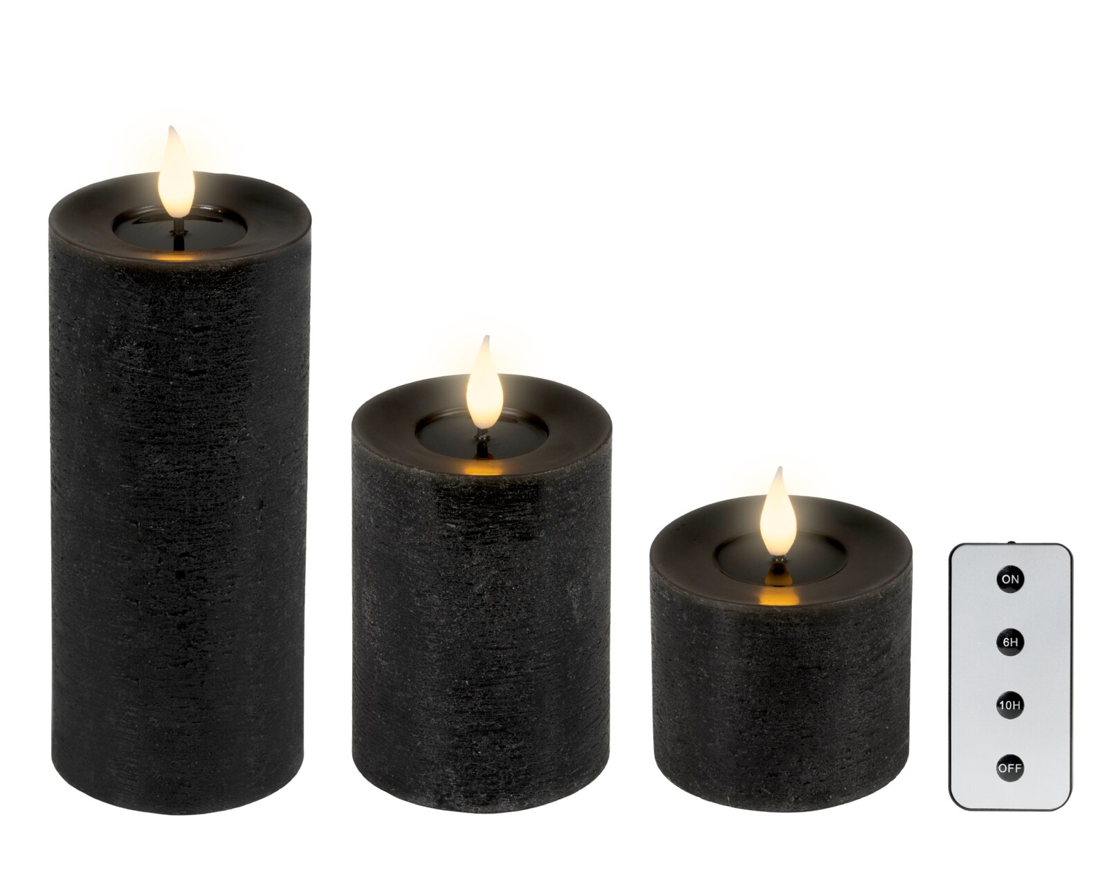 Drei schwarze LED-Stumpenkerzen in verschiedenen Höhen mit warm leuchtenden Flammen und Fernbedienung, frontal aus leicht erhöhter Perspektive vor weißem Hintergrund