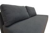Graues Funktionssofa mit zwei großen Rückenkissen, seitliche Perspektive