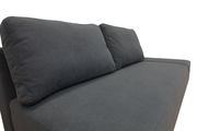 Graues Funktionssofa mit zwei großen Rückenkissen, seitliche Perspektive