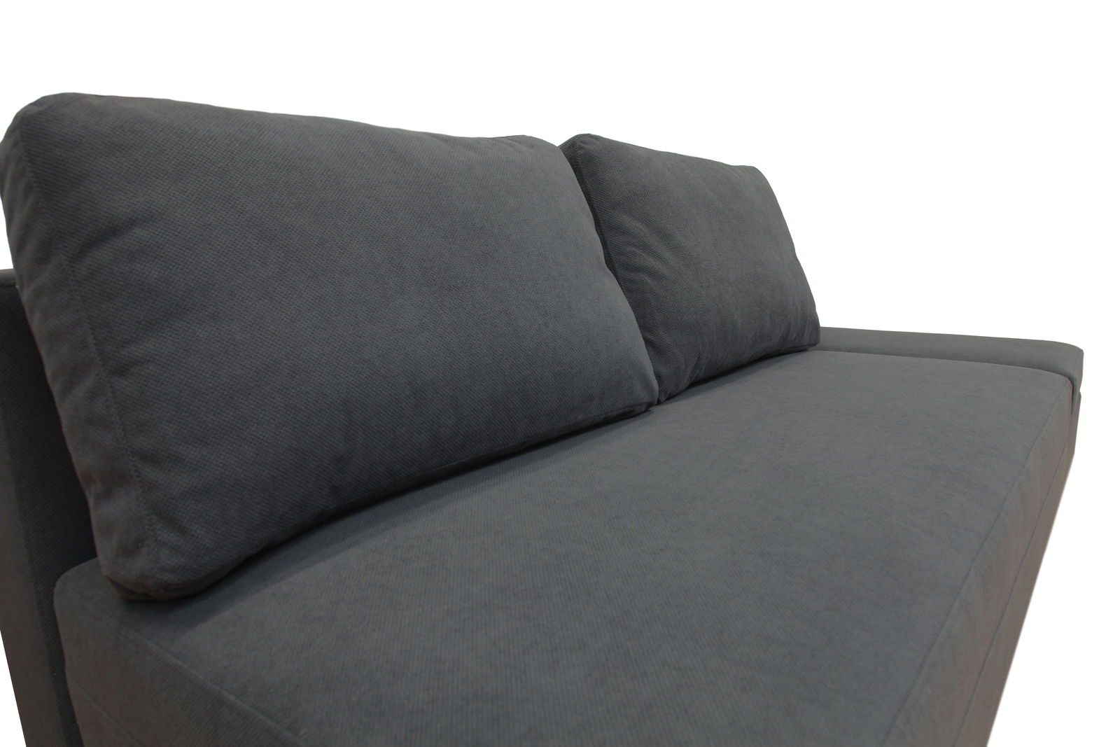 Graues Funktionssofa mit zwei großen Rückenkissen, seitliche Perspektive