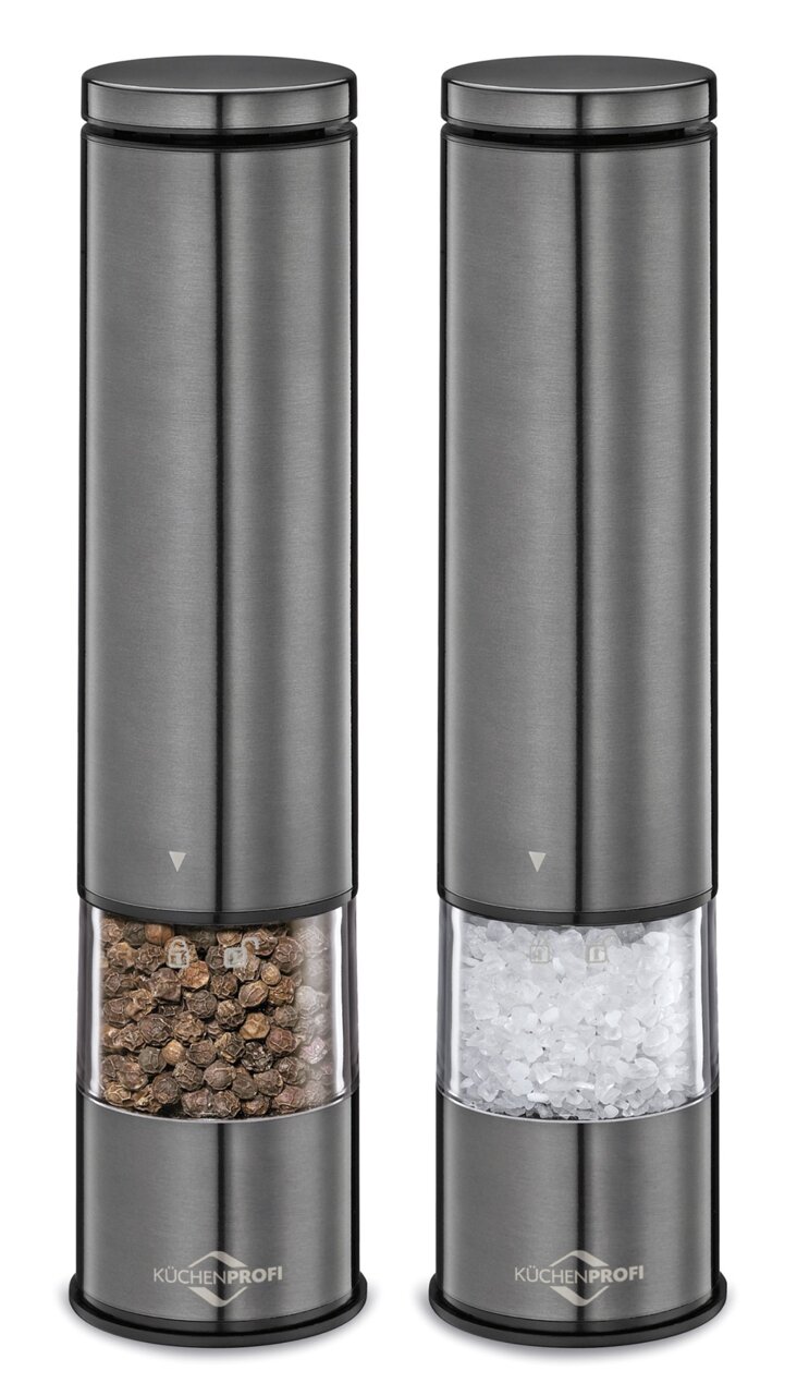 KÜCHENPROFI Elektrische Pfeffer/-Salzmühle 2er-Set BOSTON Zwei elegante Edelstahlmühlen für Pfeffer und Salz, frontal abgebildet. Die linke Mühle ist mit Pfefferkörnern gefüllt, die rechte mit grobem Salz.