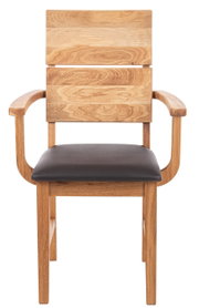 Vooraanzicht van een houten fauteuil met armleuningen en een zwarte zitkussens.