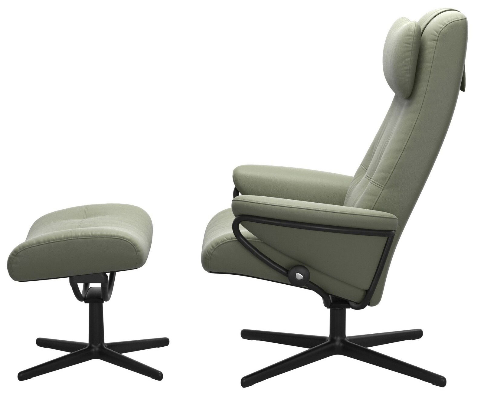Seitliche Ansicht eines grünen Einzelsessels mit passendem Hocker, beide mit schwarzem Drehfuß.