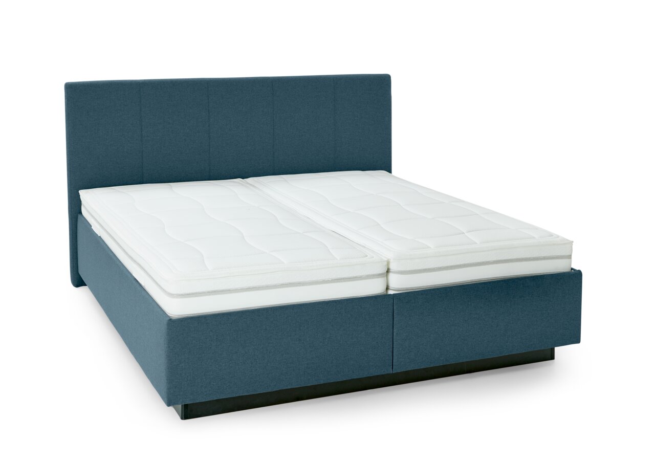 Gestoffeerd bed in blauw met een wit matras, vooraanzicht