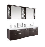 Moderne Badkombination mit dunklen Schränken und weißem Waschbecken, frontal betrachtet. Integrierter Spiegel und offene Regale mit Pflegeprodukten.