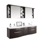 Moderne Badkombination mit dunklen Schränken und weißem Waschbecken, frontal betrachtet. Integrierter Spiegel und offene Regale mit Pflegeprodukten.