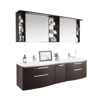 Moderne Badkombination mit dunklen Schränken und weißem Waschbecken, frontal betrachtet. Integrierter Spiegel und offene Regale mit Pflegeprodukten.