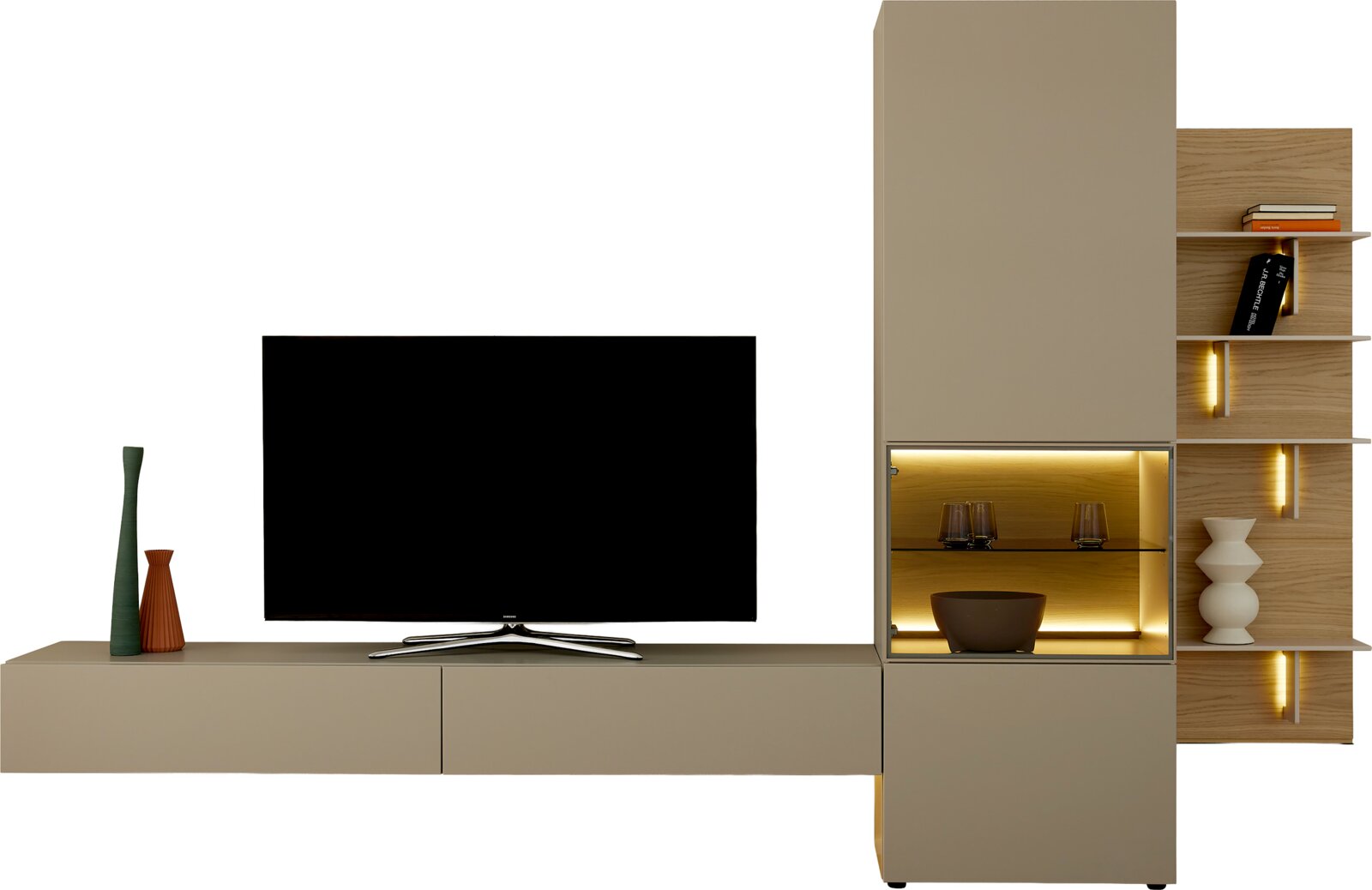 Moderne Wohnwand in Beige und heller Holzoptik mit TV-Lowboard, Vitrine, offenen Regalfächern und integrierter warmer LED-Beleuchtung, frontal dargestellt