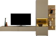 Moderne Wohnwand in Beige und heller Holzoptik mit TV-Lowboard, Vitrine, offenen Regalfächern und integrierter warmer LED-Beleuchtung, frontal dargestellt
