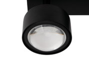 Nahaufnahme eines schwarzen LED-Strahlers von unten, der die runde Form und die Glaslinse zeigt.