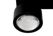 Nahaufnahme eines schwarzen LED-Strahlers von unten, der die runde Form und die Glaslinse zeigt.