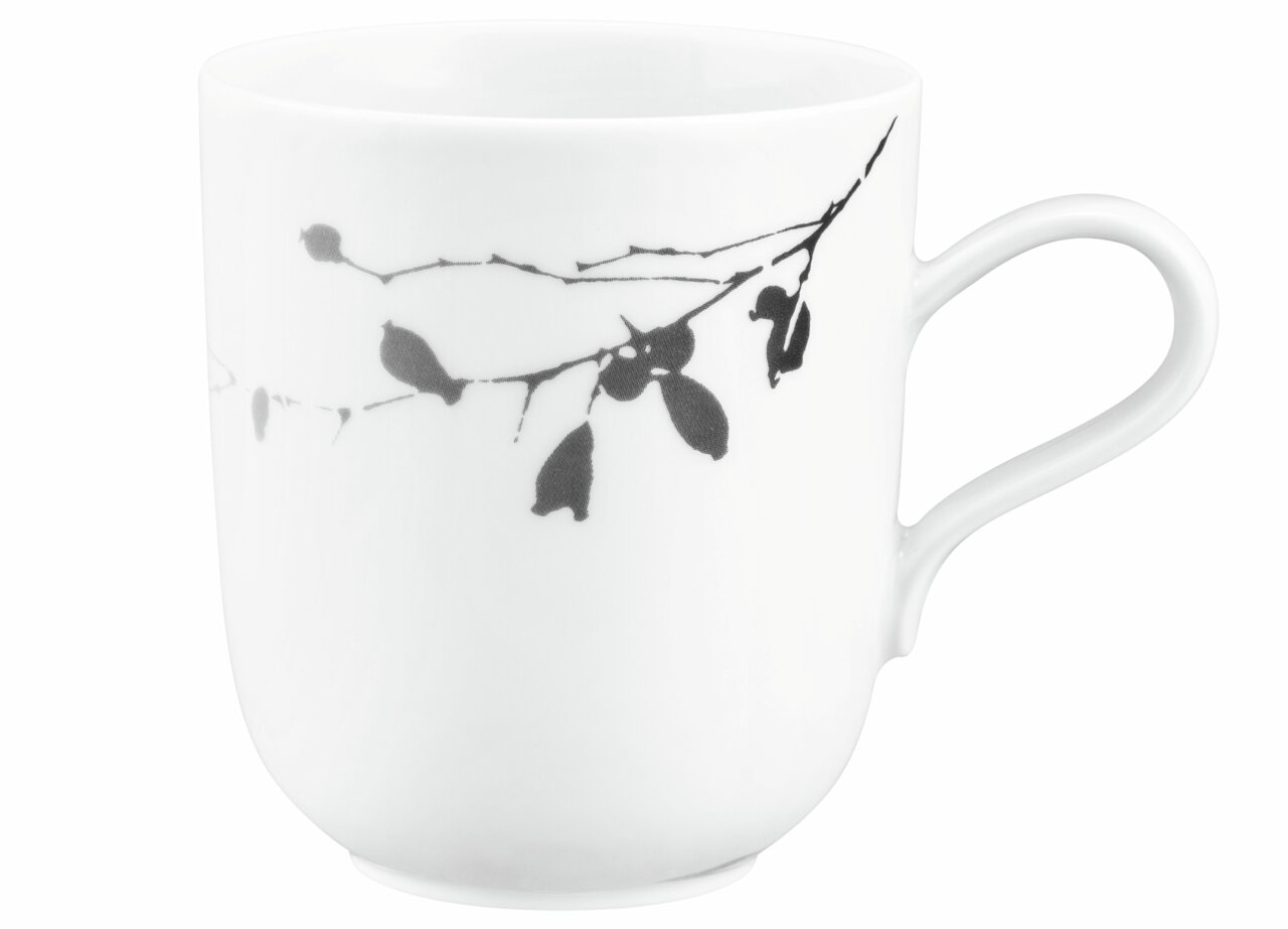 Weiße Tasse mit Henkel und schwarzem Zweigmotiv, seitliche Perspektive
