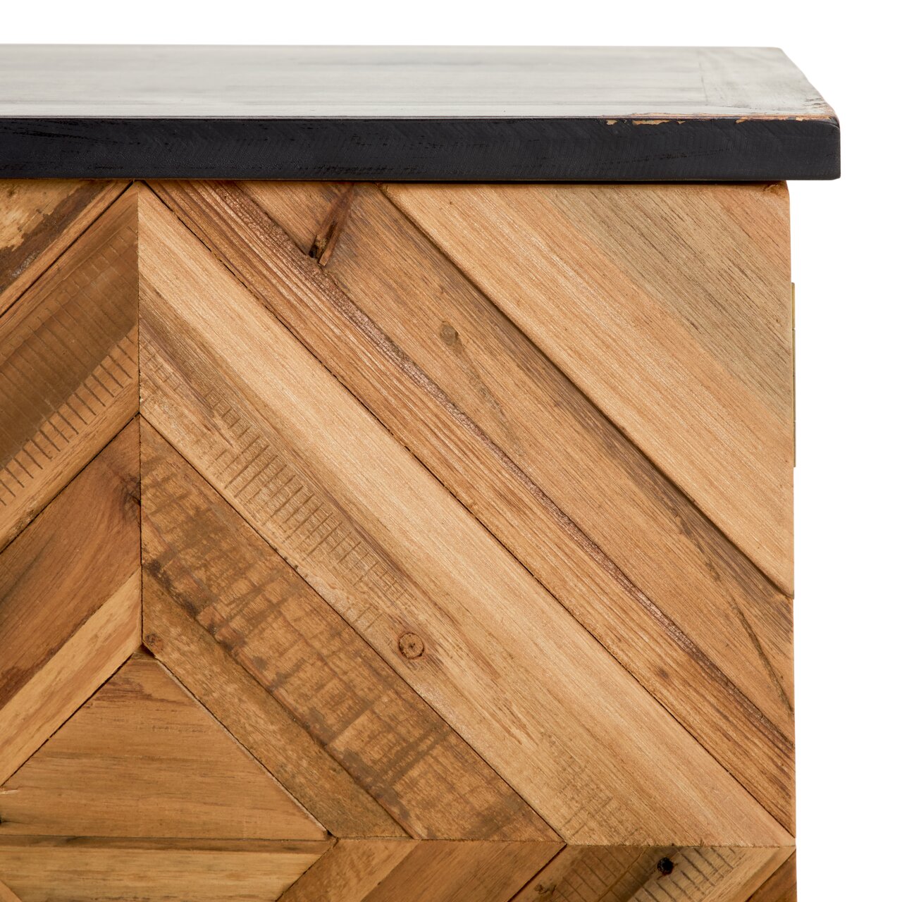 Close-up van een barmeubel met een geometrisch houten ontwerp en een donker tafelblad, gezien vanaf de zijkant.