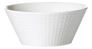 Weiße Servierschale mit strukturierter Oberfläche, seitliche Perspektive