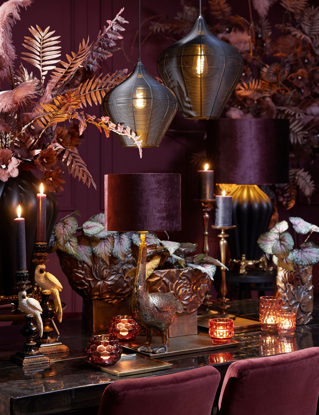 Eleganter Lampenschirm in einem luxuriösen, dunkelvioletten Interieur mit dekorativen Elementen und warmem Licht, seitliche Perspektive.