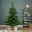 Ein künstlicher Weihnachtsbaum der Sorte Grandis Fir mit realistischen Nadeln, aufgestellt in einem modernen Wohnzimmer. Der Baum ist von vorne zu sehen, umgeben von Geschenken und Dekorationen.