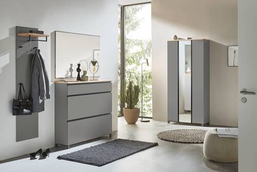 Dieter Knoll Garderoben-Set 4-tlg. SORRENT Modernes Garderoben-Set in einem hellen Raum, bestehend aus einem Spiegel, einer Kommode mit drei Schubladen und einem hohen Schrank, seitliche Perspektive.