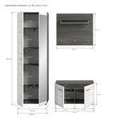 Garderobenkombination bestehend aus einem hohen Schrank mit mehreren Fächern, einer Wandgarderobe mit Haken und einem niedrigen Schrank mit Türen, aus der Frontansicht.