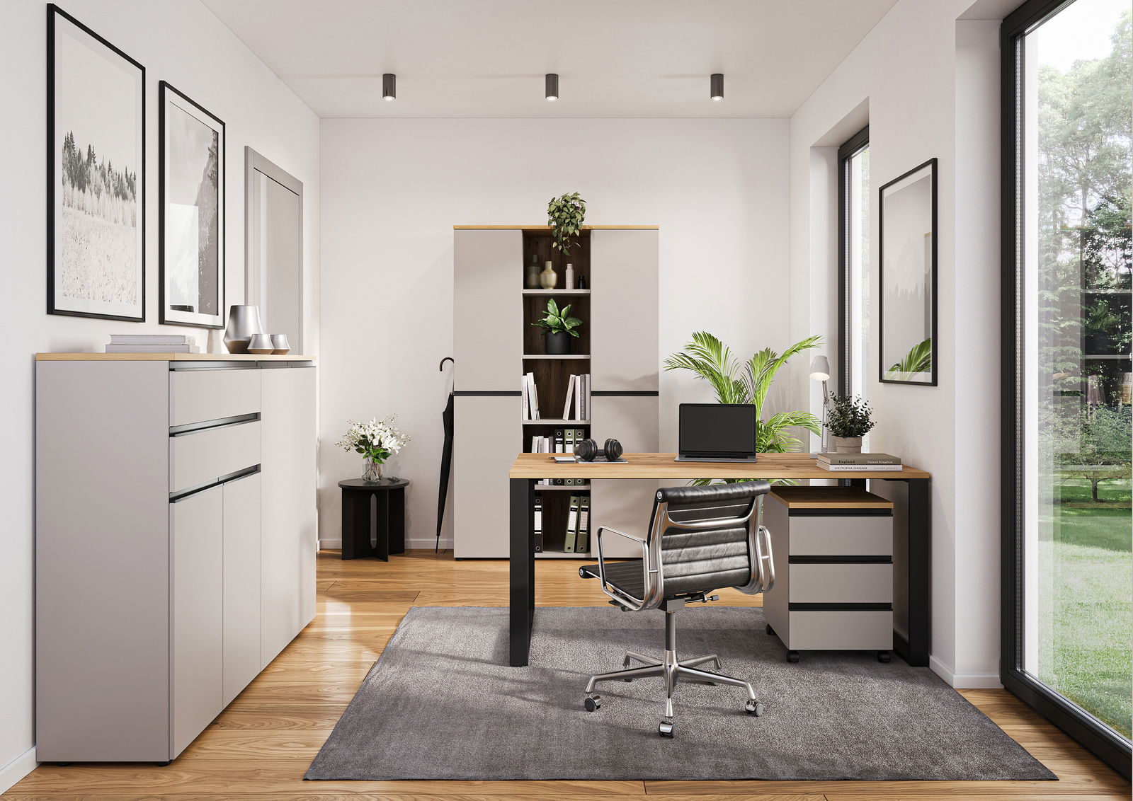 Moderner Schreibtisch in einem stilvollen Büro mit Blick auf den Raum von vorne, umgeben von Pflanzen und Dekorationen.