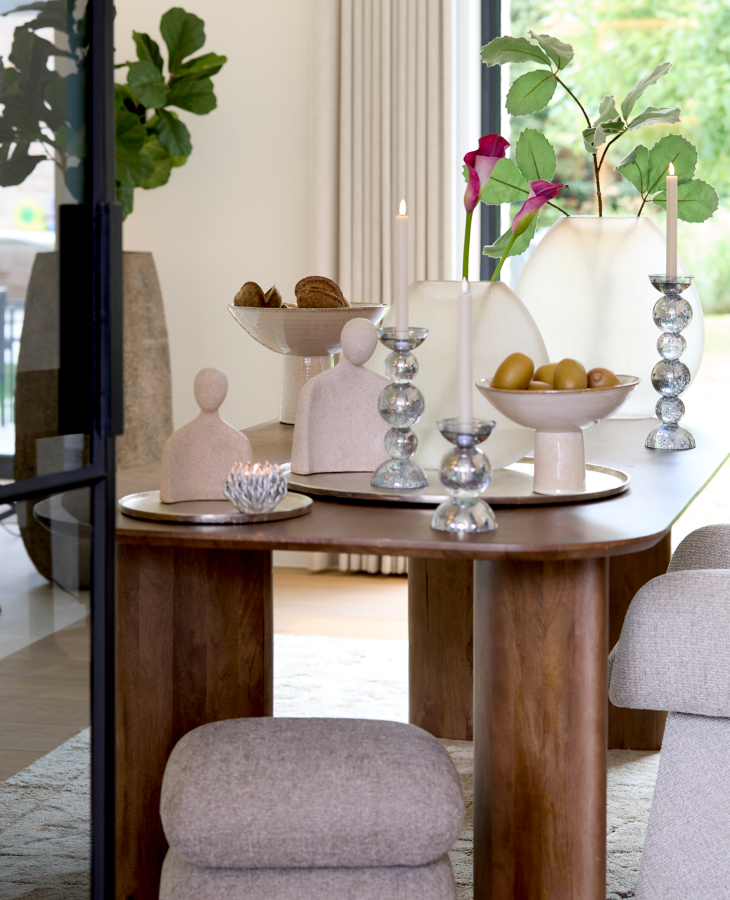 Elegante Vase in einem modernen Wohnambiente, frontal auf einem Tisch platziert, umgeben von dekorativen Elementen und Pflanzen.