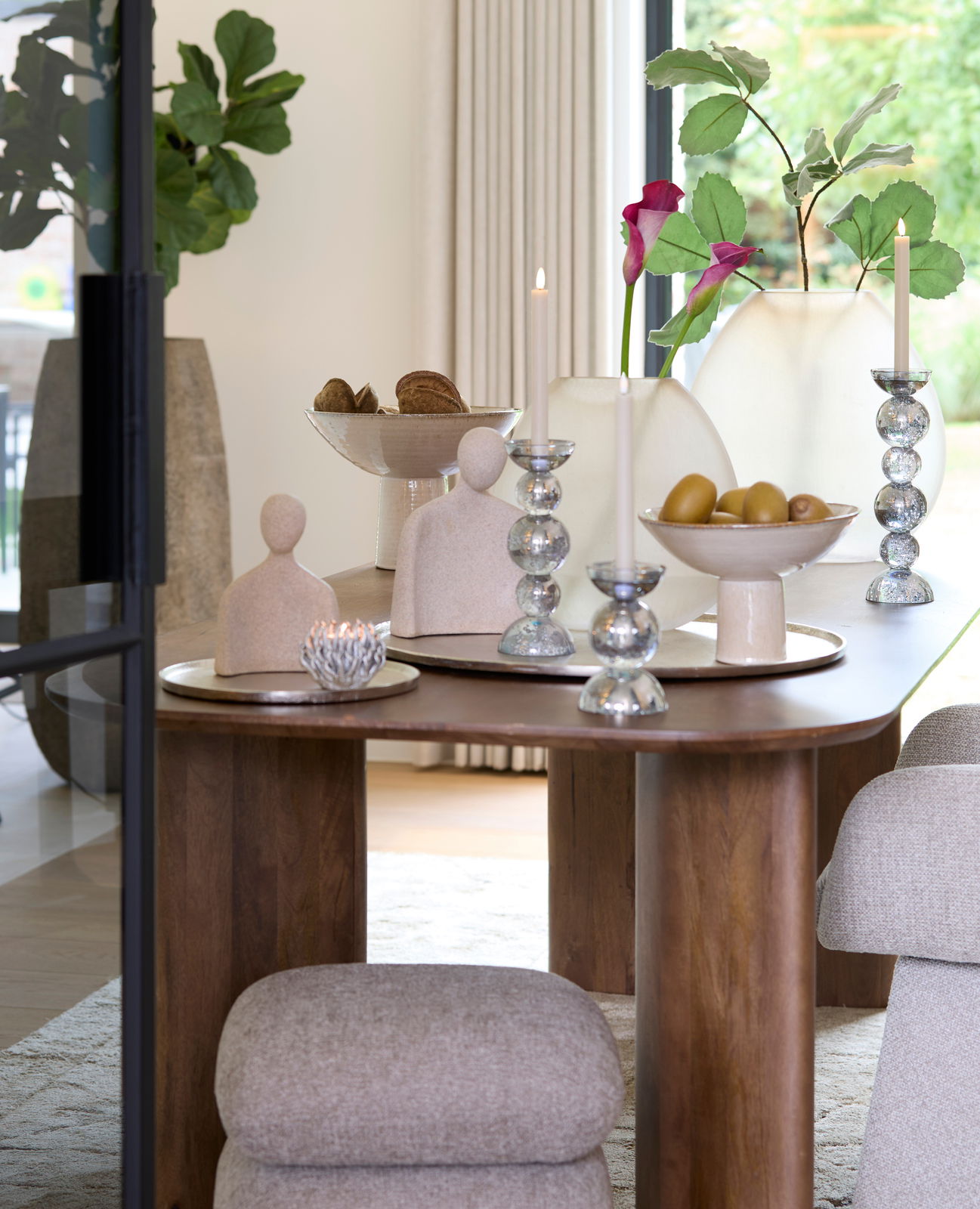 Light&Living Vase SANTINO 43cm Elegante Vase in einem modernen Wohnambiente, frontal auf einem Tisch platziert, umgeben von dekorativen Elementen und Pflanzen.