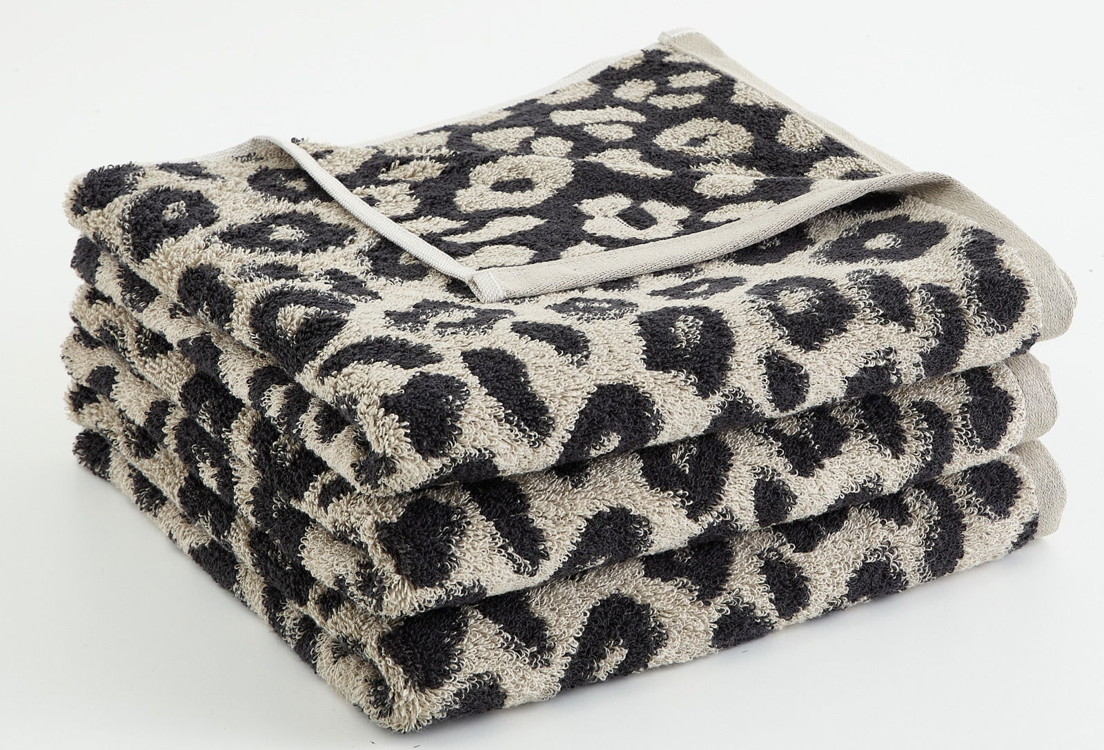 Gefaltetes Handtuch mit Leopardenmuster, seitliche Perspektive