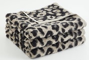 Gefaltetes Handtuch mit Leopardenmuster, seitliche Perspektive