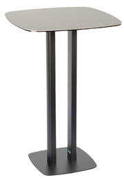 Moderner Bartisch mit quadratischer Tischplatte und zwei stabilen, schwarzen Beinen, seitliche Perspektive