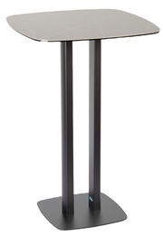 Moderner Bartisch mit quadratischer Tischplatte und zwei stabilen, schwarzen Beinen, seitliche Perspektive