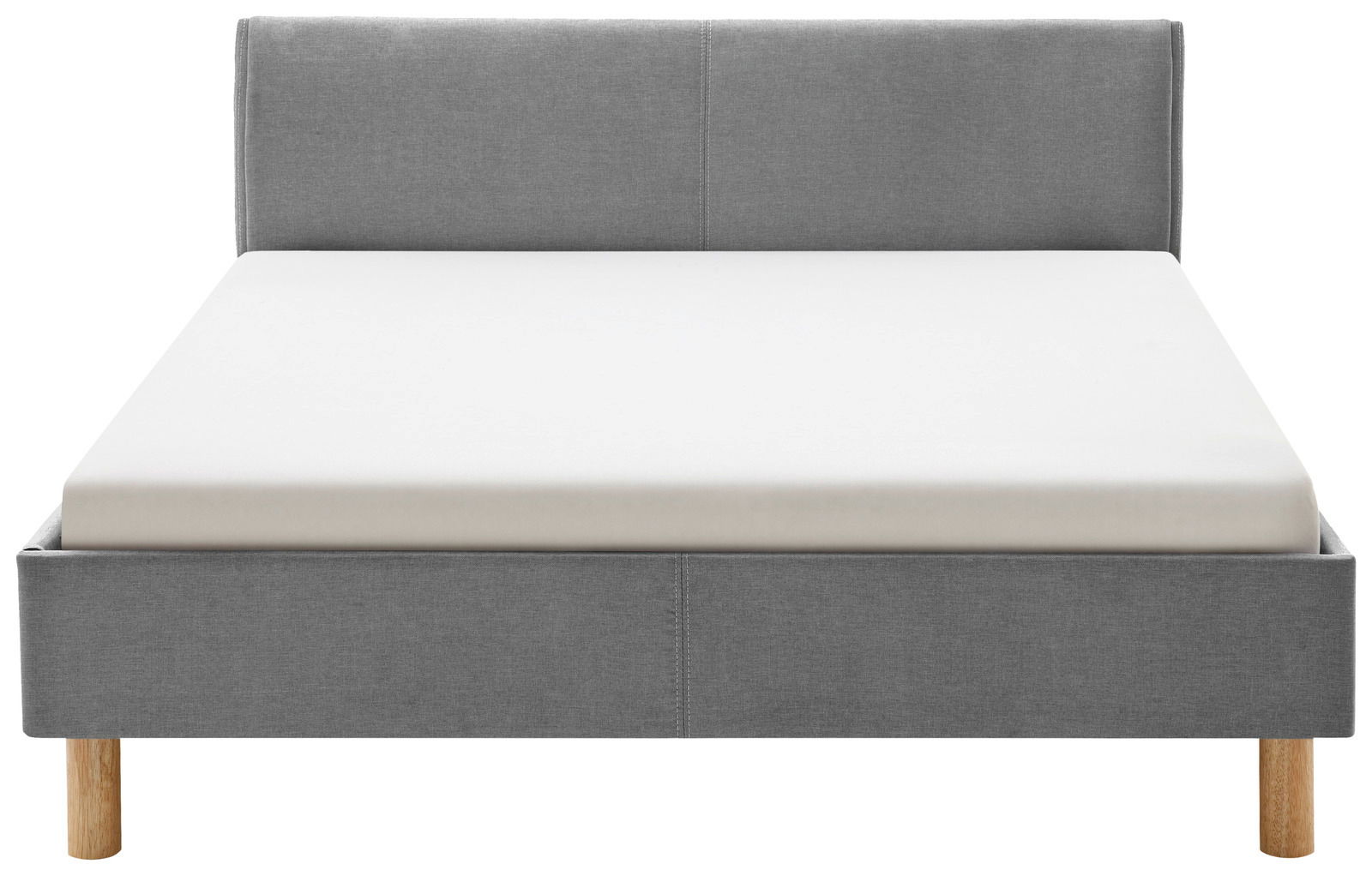 Graues Polsterbett mit Holzfüßen, frontal fotografiert.