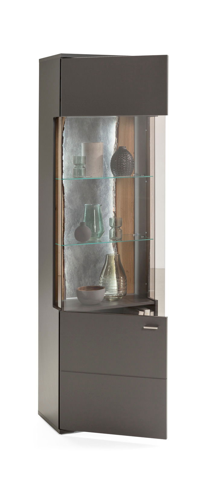 Vitrine TACOMA von Musterring, Ansicht von vorne links, mit Glasregalen und dekorativen Objekten.