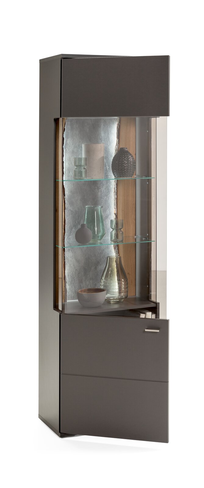 Vitrine TACOMA von Musterring, Ansicht von vorne links, mit Glasregalen und dekorativen Objekten.