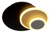 Moderne runde LED-Deckenleuchte in Schwarz mit Holzoptik und zwei leuchtenden Ringen, warmweißes Licht, schräg von unten im 3/4-Winkel fotografiert