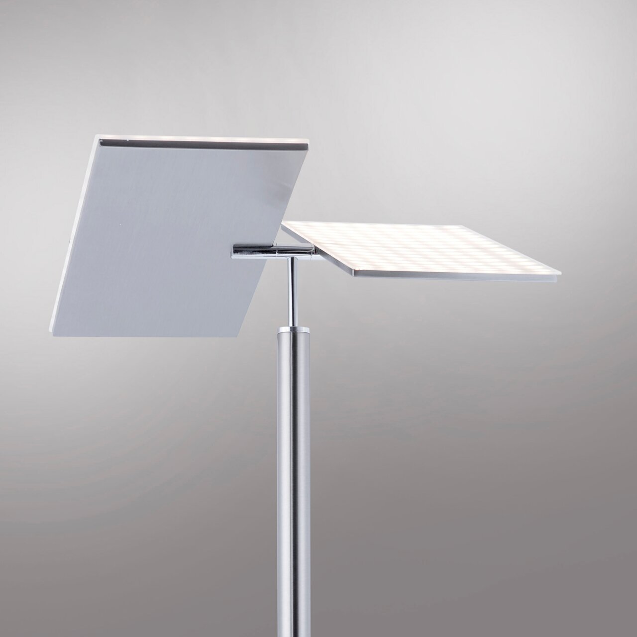 Moderne LED-Stehleuchte mit zwei rechteckigen Leuchtflächen, seitliche Perspektive