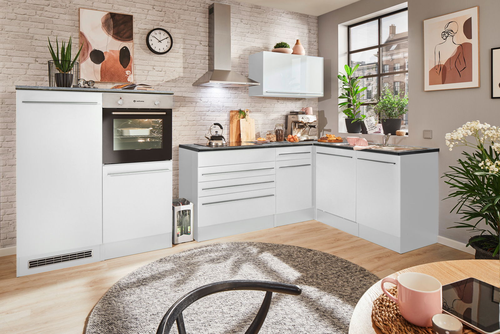 Yourkitchen Eckunterschrank JAZZ Moderne weiße Eckküche mit Eckunterschrank, Backofen, Dunstabzugshaube und stilvoller Dekoration, aus der Perspektive des Wohnzimmers betrachtet.