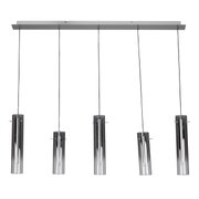 Moderne LED-hanglamp met vijf cilindervormige metalen lampenkappen, opgehangen aan dunne kabels, gezien vanaf de voorkant.