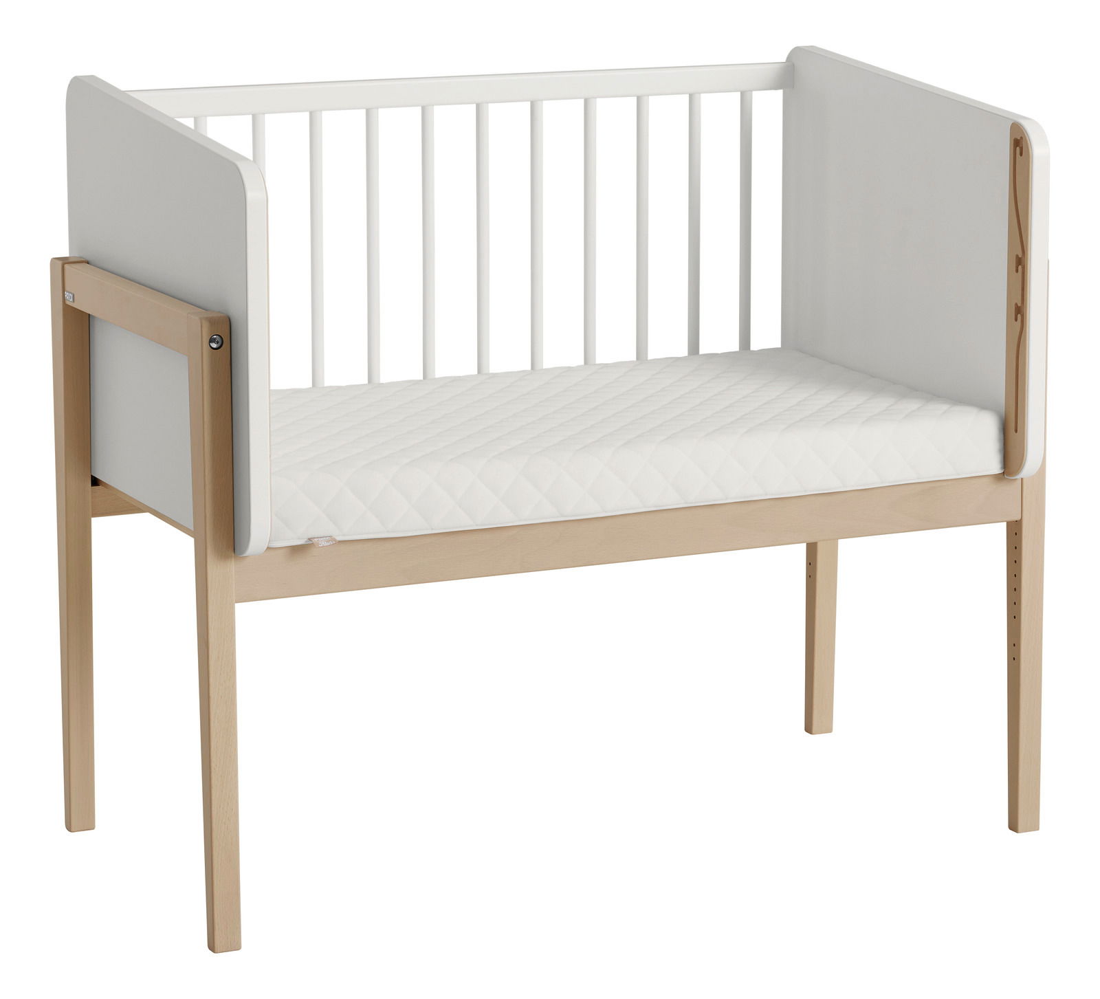 Anstellbett aus Holz mit weißer Matratze, seitliche Perspektive