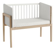 Anstellbett aus Holz mit weißer Matratze, seitliche Perspektive