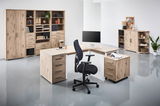Moderne Büromöbel in Holzoptik mit Schreibtisch, Regalen und Rollcontainer, Perspektive von vorne