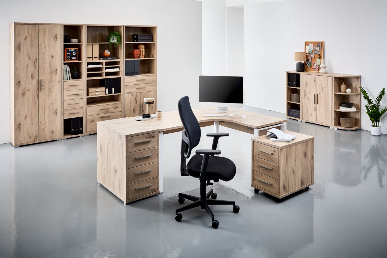 Moderne Büromöbel in Holzoptik mit Schreibtisch, Regalen und Rollcontainer, Perspektive von vorne