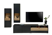 Moderne Wandkombination in Schwarz mit Holzdetails, bestehend aus zwei hohen Schränken und einem TV-Board, frontal abgebildet.