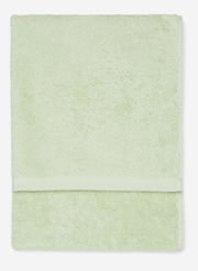 Grünes Handtuch in Nahaufnahme, flach liegend