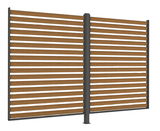 Sichtschutz in Holzoptik mit horizontalen Lamellen, seitliche Perspektive