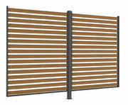 Sichtschutz in Holzoptik mit horizontalen Lamellen, seitliche Perspektive
